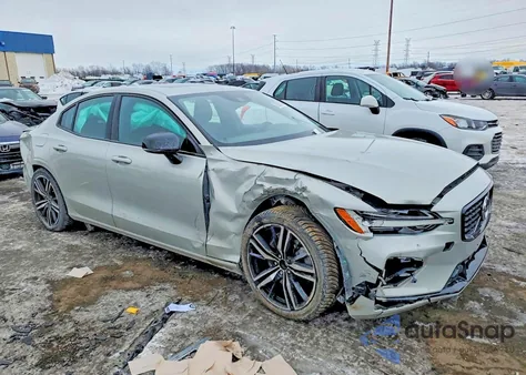 2021 Volvo S60 T8 Recharge R-Design z USA, uszkodzony, nr VIN 7JRBR0FZ6MG113194